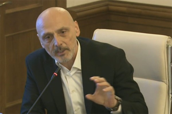 ჯონდი ბაღათურია: წარმოადგინეს ინგლისურ ენაზე ინტერპოლის მოპარულ მანქანათა სია. აღმოჩნდა, რომ ეს მანქანები ერთი მინივენია, ერთი სედანია და ამის სამივე ჯიპია. ანუ ბრალი ედება ისეთი რაღაცის ქურდობაში, რაც ამას არ აქვს და არც ქონია