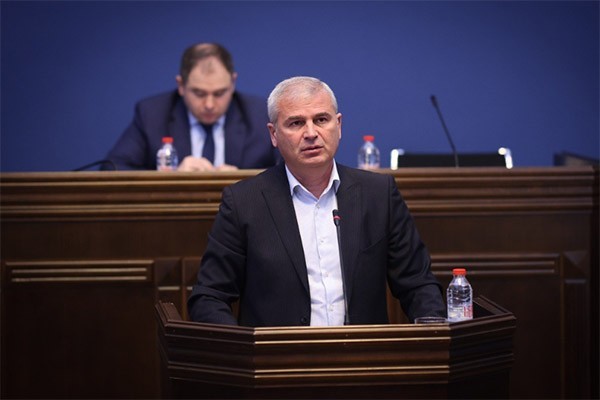 ირაკლი ქადაგიშვილი 9 მაისთან დაკავშირებით შალვა პაპუაშვილის პოსტზე: ძალიან სწრაფად დაივიწყეს [სხვადასხვა ქვეყნებმა 8 აგვისტოს ომი] და ერთი წლის თავზე მოსკოვში აღლუმზე, პუტინთან ერთად მათი საპატიო ნაწილებიც ჩაატარეს