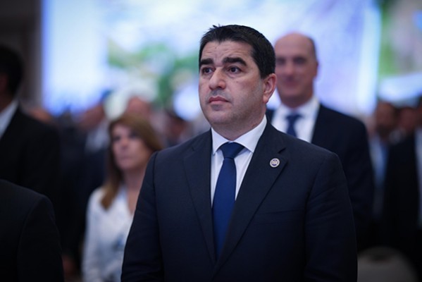 შალვა პაპუაშვილი „რადიო თავისუფლებაზე“: კითხვის ნიშანს იწვევს ის სიგნალები, რასაც ვგრძნობთ ბრიუსელიდან, რომ არის სურვილი ამერიკული პროპაგანდისტული მედია გადაიფორმონ, როგორც საკუთარი მედია