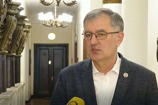 სოზარ სუბარი: ეს ხომ ერთი უბედურება იყო, რაც 26 მაისს რუსთაველზე ხდებოდა და მეორე, რომ ამის გადაღების გამო ფოტორეპორტიორებზე დაიწყეს შურისძიება. ეს იყო მოთხოვნა პირდაპირ სააკაშვილის, რომ ეს ადამიანები დაიჭირეთ