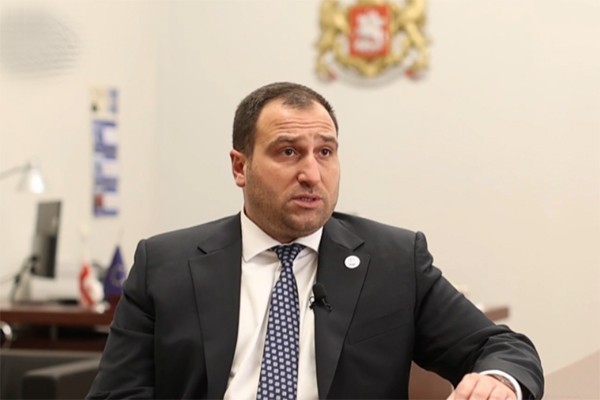 დღეს ჯო უილსონი იქნება, ხვალ შეიძლება სხვა სახელი და გვარი მოგვევლინოს, ამ შემთხვევაში, ყველაზე საშინელი სანახავია ხალხი, რომელიც მათ ეტრფის და მათ სამსახურშია - აგენტურული ქსელი, რომელიც მოღვაწეობს საკუთარი ქვეყნის წინააღმდეგ
