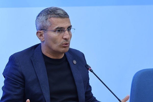 ე.წ. ოპოზიციის, აგენტურის, საქმე როგორ არის იცით ამ ე.წ. „მეგობარი აქტთან“ დაკავშირებით? - წყალწაღებული ხავსს ეჭიდებოდა. ხავსია ეს აქტი, სინამდვილეში მტრული, წყალწაღებულები არიან ქართული აგენტურული ოპოზიციის წარმომადგენლები