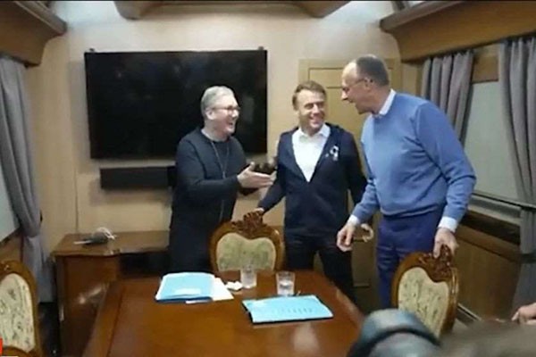 საფრანგეთში განმარტავენ, რომ გავრცელებულ ვიდეოში მაკრონის წინ მაგიდაზე ხელსახოცი დევს