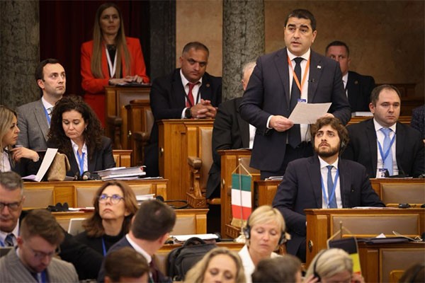 შალვა პაპუაშვილი: მე წარმოვადგენ პარლამენტს, რომელიც დემოკრატიულად პირველად იქნა არჩეული 1919 წელს, რომელშიც წარმოდგენილი იყო პირველი, საერთაშორისო დონეზე უპრეცედენტო, სოციალურ-დემოკრატიული უმრავლესობა