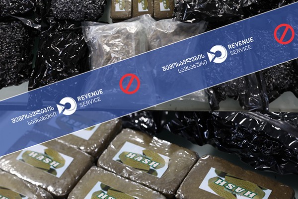 მებაჟე ოფიცრებმა თბილისის აეროპორტში 12 კილოგრამი ნარკოტიკული ნივთიერება მარიხუანა და 2 კილოგრამი ჰაშიში აღმოაჩინეს