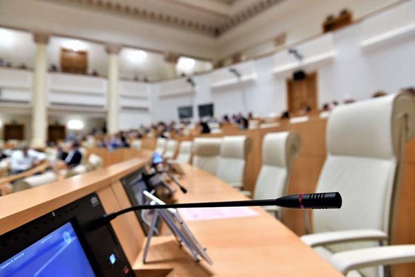 საქართველოს პარლამენტი: საქართველოს ხელისუფლებამ არ შეასრულა „დიფ სთეითის“ წარმომადგენლის მოთხოვნა მეორე ფრონტის გახსნის თაობაზე, რასაც „დიფ სთეითი“ საქართველოს ვერაფრით პატიობს