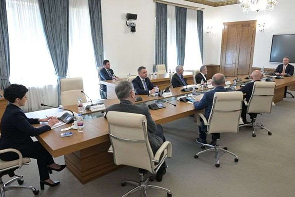 ირაკლი რუხაძე: არ გამიკვირდა, რომ ბინზნესის გადაფორმებაზე კეზერაშვილი მელაპარაკებოდა. თავდაცვის მინისტრი აქტიურად იყო გარეული ბიზნესებში, თავისი ბიზნესები ჰქონდა. სააკაშვილის მთავრობაში პოზიცია მაინცდამაინც არაფერს ნიშნავდა