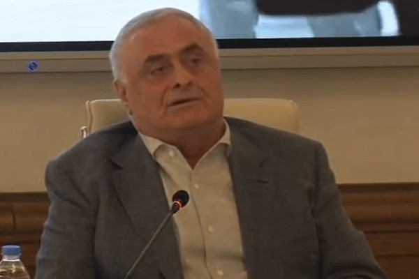 ვიქტორ ჯაფარიძე: სააკაშვილმა მოინდომა მაჟორიტარებთან შეხვედრა, რომ შევედით შეხვედრაზე, გვითხრა, ისეთი ტყვიები მაქვს შემოტანილი, რვა თვე ფეხზე ვერ დადგებითო  - ამას გვეუბნებოდა პრეზიდენტი დეპუტატებს 