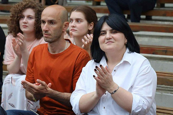 ოზურგეთში ანზორ ერქომაიშვილის ხსოვნისადმი მიძღვნილი ყოველწლიური ღონისძიება „გაზაფხულის სიმღერა“ გაიმართა