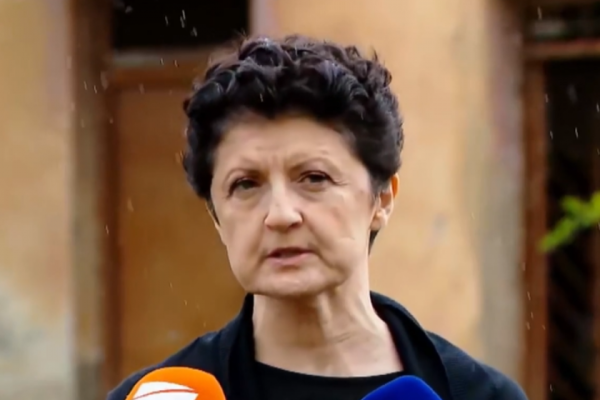 თეა წულუკიანი: ხონის სასჯელაღსრულების ყოფილ დაწესებულებაში კედლებზეც ვნახეთ პატიმრების მიერ გაკეთებული წარწერები, მათ შორის როგორ ითვლიდნენ დღეებს ხაზების ჩამოსმით, რადგან ყველანაირი კავშირი ჰქონდათ გარე სამყაროსთან აკრძალული