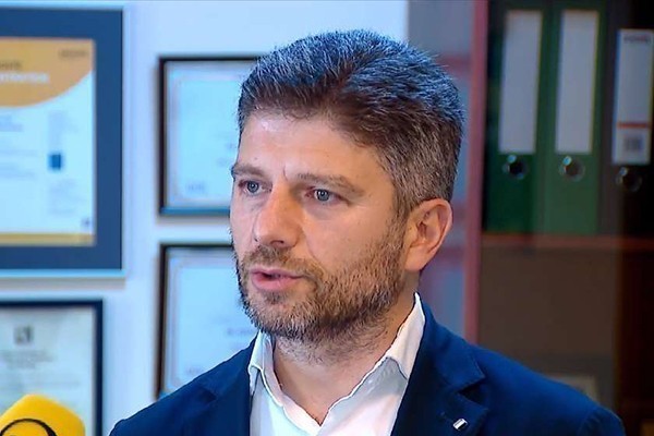 დაჩი ცაგურია: სააკაშვილის ყველა არხზე ერთმანეთის მიყოლებით ერთი და იგივე სიუჟეტი გადიოდა, ერთი და იგივე ტექსტით, ამასთან დაკავშირებით ევროკავშირის ელჩებს არ მახსოვს „ვენები გადაეჭრათ“ და დღეს ყველაფერზე ჭკუას გვარიგებენ