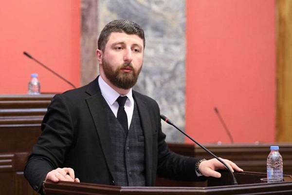 არჩილ გორდულაძე „ფარაზე“: საინტერესოა, შვეიცარიის საელჩოს ანალოგიური პოსტი გამოქვეყნებული აქვს თუ არა აშშ-ში ინგლისურ ენაზე მოქმედ ამერიკულ კანონთან დაკავშირებით? დიდი ეჭვი მაქვს, რომ არა