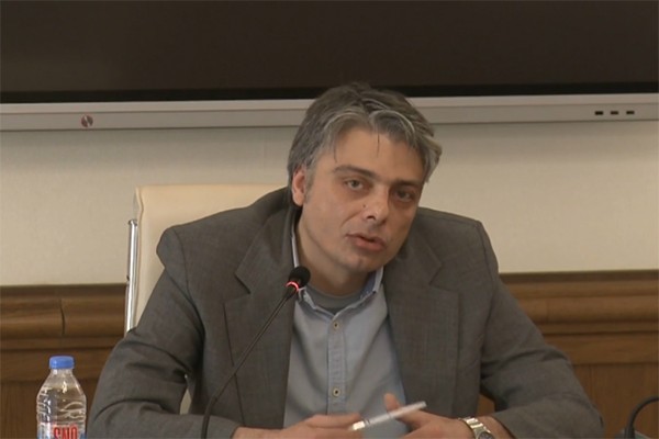ნიკოლოზ გოგუაძე: თემურ ცამბაია, კიდევ ერთი პატიმარი,  რომელიც გარდაიცვალა  გამოსვლიდან ძალიან მალევე.  იმიტომ რომ,  განუვითარდა სიმსივნე თავში, მათ  ჰქონდათ ასეთი ჩვევა ერთი და იგივე ადგილზე გირტყამდნენ  ყოველდღიურად