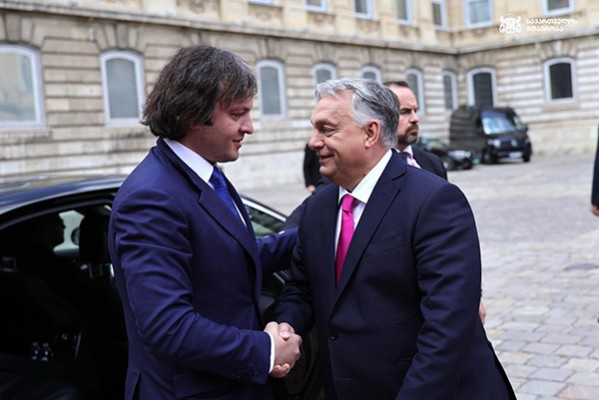 ვიქტორ ორბანი ირაკლი კობახიძეს: ყველას შურს საქართველოსი - 7 %-იანი ეკონომიკური ზრდა, კლებადი სახელმწიფო ბიუჯეტის დეფიციტი, კლებადი სახელმწიფო ვალი, ასეთი შედეგების მქონე პრემიერ-მინისტრთან შეხვედრა ჩვენთვის დიდი პატივია