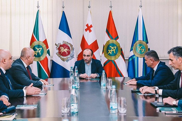 შინაგან საქმეთა მინისტრმა გეკა გელაძემ სასაზღვრო პოლიციის თანამშრომლებს ახალი უფროსი წარუდგინა 