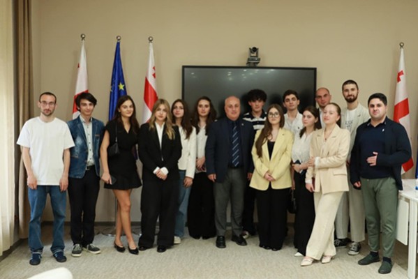 დიმიტრი ხუნდაძემ ახალგაზრდებს ხელისუფლების ანტინარკოტიკული პოლიტიკის შესახებ ინფორმაცია მიაწოდა