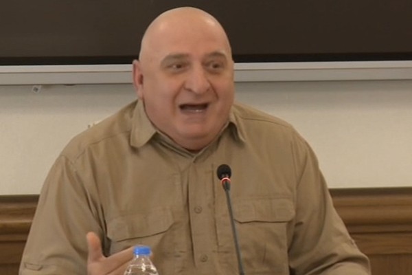 მალხაზ თოფურია: ჯონ ბასს გაუკეთებია განცხადება, ეს რა ჩაიდინეთო.  „ნაცმოძრაობისთვის“ უწმინდესი ადგილიდან წამოვიდა შენიშვნა და წაიშინეს თავში ხელები, მეორე დღეს 400 ლარის გადახდა დაგვეკისრა და გამოგვიშვეს ყველანი გარეთ