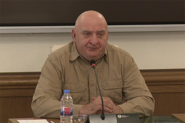 ვეტერანი მალხაზ თოფურია:  ანწუხელიძის ქვეყანაში ლაზარეს გმირი როგორ უნდა დაუძახო?! ამით სიტყვა გმირს აყენებენ შეურაცხყოფას, როგორ შეიძლება მამის დამჭრელ, მუდმივად „კაიფში“ მყოფ, თვალებშეღებილ  კაცს გმირი უწოდო