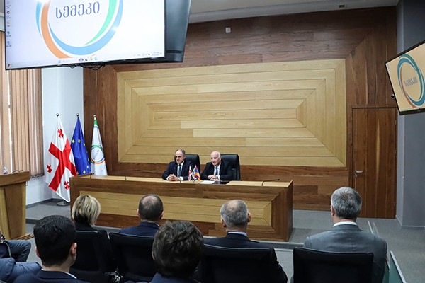 სემეკი სომხეთის კომუნალური მომსახურების მარეგულირებელ კომისიას მასპინძლობს