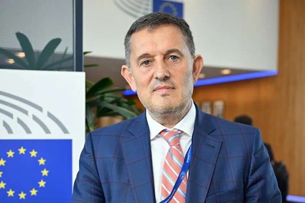 ევროპარლამენტარმა გეორგე პიპერეამ ურსულა ფონ დერ ლაიენის მეთოდები საბჭოთა კავშირის მეთოდებს შეადარა