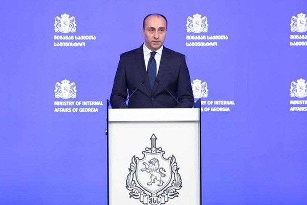 შს მინისტრი: გუშინ, გვიან ღამით, მთელი ქვეყნის მასშტაბით ათეულობით მისამართზე ჩატარებული ოპერატიული ღონისძიებების შედეგად, ნარკოდანაშაულის ბრალდებით დავაკავეთ 34 პირი. დაკავებულები არიან საქართველოსა და უცხო ქვეყნის მოქალაქეები