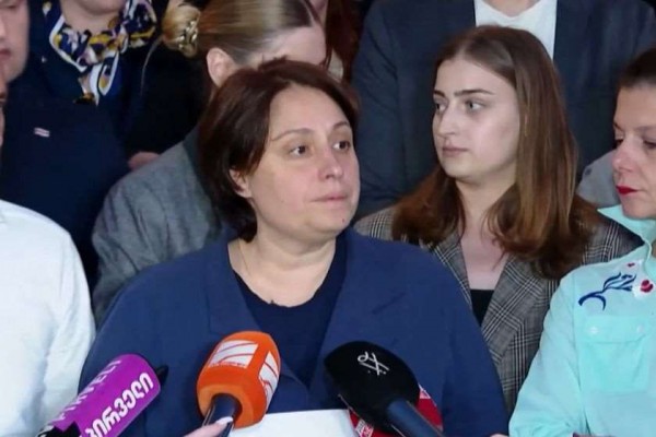 „ქრონიკის“ ინფორმაციით, ხოშტარიების ოჯახმა მორიგი რუსული ტრანში მიიღო - თანხა დღევანდელი საბანკო კურსით 15 ათას 47 დოლარს შეადგენს