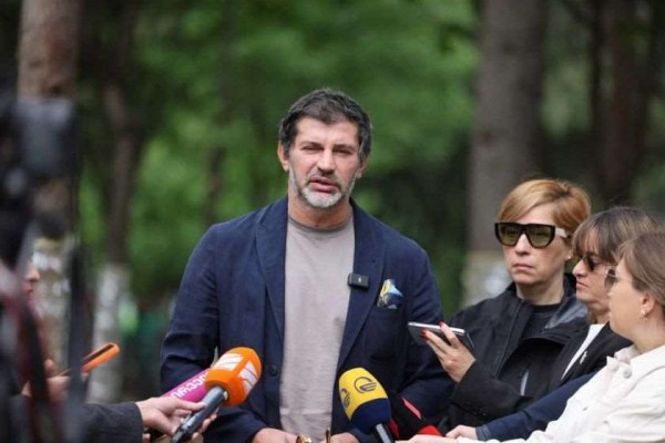 კახა კალაძე: შენობას აქვს მესამე ხარისხის ავარიულობის კატეგორია მინიჭებული, თუმცა, ამას არსებითი მნიშვნელობა არ გააჩნია. ფაქტია იქ ხალხი ცხოვრობდა იმის მიუხედავად, რომ გამგეობამ არაერთი შეხვედრა გამართა ჩანაცვლების საკითხზე