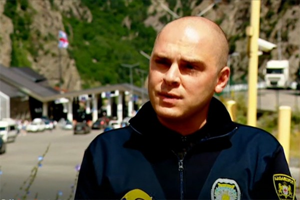 „დარიალის“ უფროსის მოადგილე დეპორტირებულ უკრაინის მოქალაქეებზე: არ ფლობენ საზღვრის კვეთისთვის საჭირო დოკუმენტაციას. ამავდროულად, მათი ქვეყანაში შემოშვება არის პირდაპირ საფრთხესთან დაკავშირებული, რომ კიდევ ჩაიდენენ დანაშაულებს