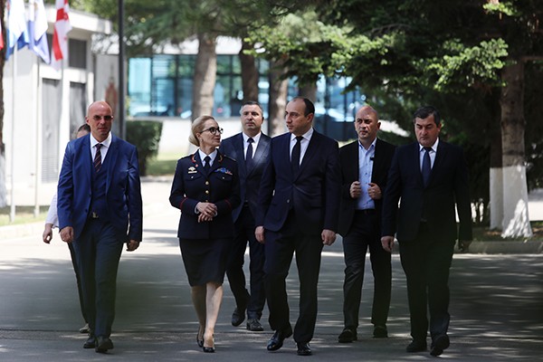გეკა გელაძე შინაგან საქმეთა სამინისტროს აკადემიას ეწვია, საბაზისო მომზადების პროგრამის კურსდამთავრებულებს შეხვდა და ინფრასტრუქტურა დაათვალიერა