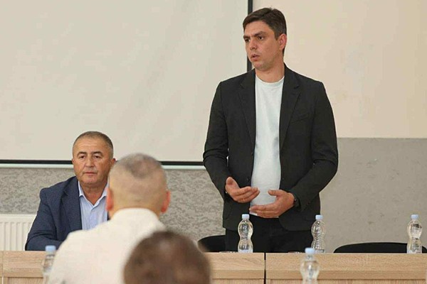 გურიის მხარეში სახელმწიფო რწმუნებული და სოფლის მეურნეობის სამეცნიერო-კვლევითი ცენტრის დირექტორი მეფუტკრე ფერმერებს შეხვდნენ