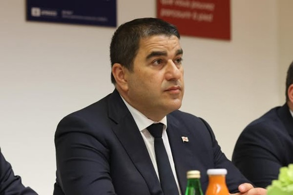 შალვა პაპუაშვილი: მამუკა ხაზარაძისთვის, რომელიც თაღლითობისთვის არის გასამართლებული და ქონება მევახშეობით აიწყო, ქველმოქმედება რა არის გაუგებარია. ამიტომ ცდილობს, დეზინფორმაციით და ტყუილით ბიძინა ივანიშვილს ზიანი მიაყენოს