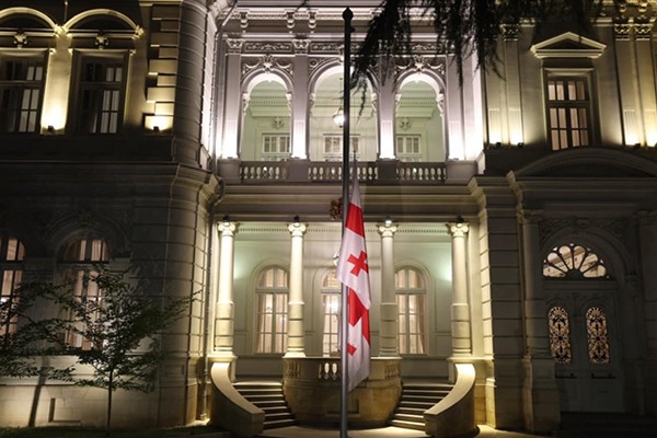 2008 წლის აგვისტოს ომში დაღუპულთა ხსოვნის პატივსაცემად, პრეზიდენტის სასახლეზე სახელმწიფო დროშა დაეშვა
