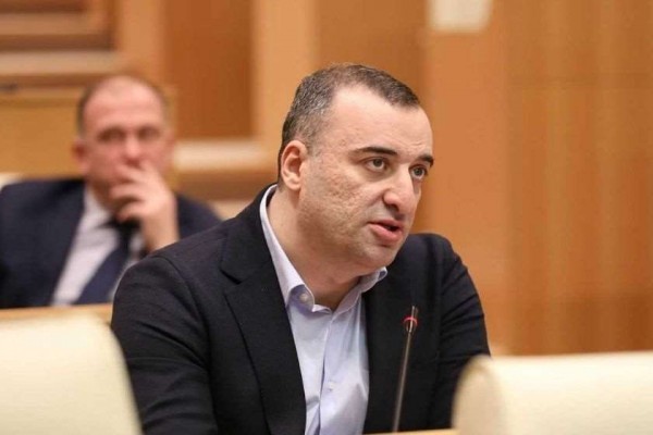 ვხედავთ ერთის მხრივ ორმაგ სტანდარტს და მეორეს მხრივ, თვითონ ეს ევრობიუროკრატები როგორ უპასუხისმგებლოდ ეკიდებიან იგივე ევროკომისიის ინდექსებსა და ანგარიშებს