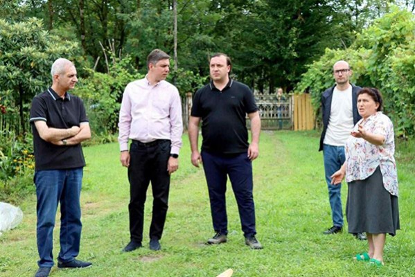გიორგი ღურჯუმელიძემ რეგიონული განვითარების მინისტრის პირველ მოადგილესთან ერთად დიდთოვლობის შედეგად დაზარალებული მოსახლეობისთვის სახლების სახურავების რეაბილიტაციის პროცესი დაათვალიერა