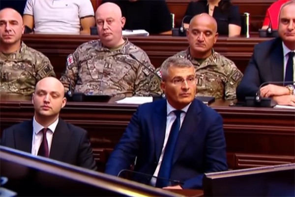 თავდაცვისა და უშიშროების კომიტეტის სხდომაზე სუს-ის ხელმძღვანელობის კანდიდატს, მამუკა მდინარაძეს უსმენენ
