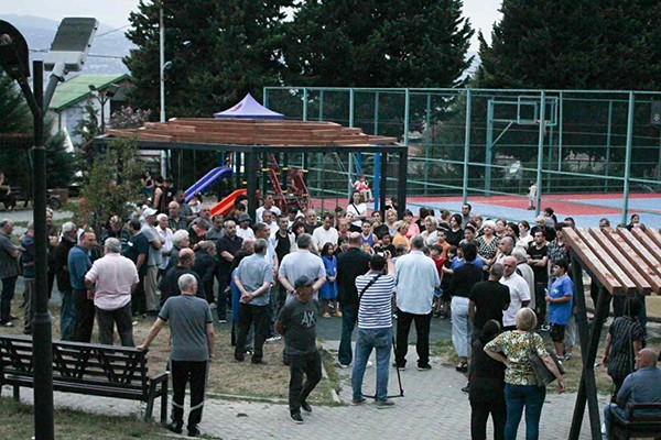 ძველი ნაძალადევი-ლოტკინის მაჟორიტარობის კანდიდატი დავით ჭელიძე ადგილობრივ მოსახლეობას ხვდება