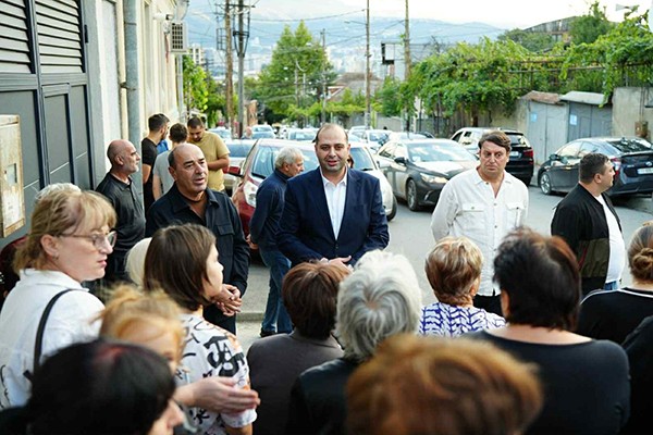 ნაძალადევის მაჟორიტარობის კანდიდატი შალვა მაისურაძე თმოგვის, ბეჟანიშვილისა და ილურიძის ქუჩების მოსახლეობას შეხვდა