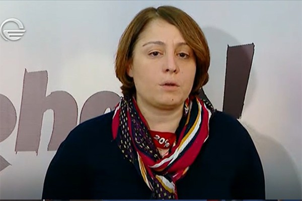 „ქრონიკის“ ინფორმაციით, ელენე ხოშტარიას დაკავებიდან, რამდენიმე საათში, მისი მამის ანგარიშზე რუსეთის ფედერალური ბიუჯეტიდან 9 მილიონი რუბლი ჩაირიცხა, რაც დაახლოებით 110 ათასი დოლარის ეკვივალენტია