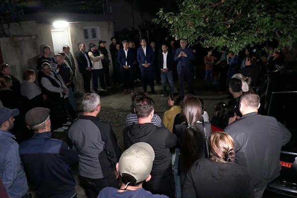 „ქართული ოცნების“ ქვემო სამგორის მაჟორიტარობის კანდიდატი ზაქარია წიკლაური ჭიჭინაძის ქუჩაზე მცხოვრებ დევნილებს შეხვდა
