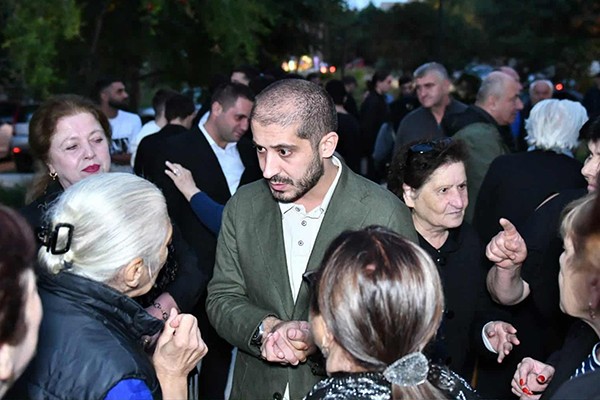 „ქართული ოცნების“ ქვემო სამგორის მაჟორიტარობის კანდიდატი ზაქარია წიკლაური ქინძმარაულის ქუჩის მცხოვრებლებს შეხვედრა