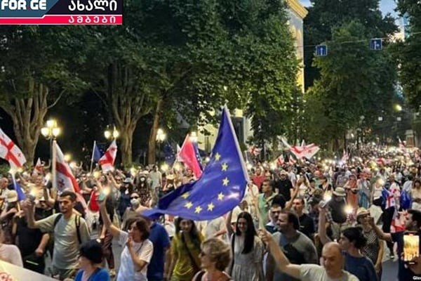 „მშვიდობიანი დამხობა“ - კოლექტიური „ნაცების“ პოლიტიკური პროგრამის ძირითადი დევიზი