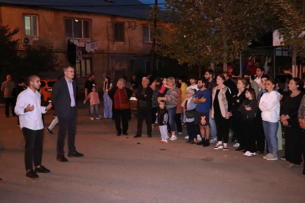 „ქართული ოცნების“ ქვემო სამგორის მაჟორიტარობის კანდიდატი ზაქარია წიკლაური ე.წ. „ზეემკას“ დასახლების მოსახლეობას შეხვდა