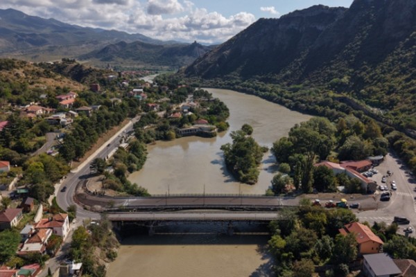 მცხეთაში, მტკვარზე არსებული ხიდის გვერდით, ახალი ხიდის მშენებლობა სრულდება
