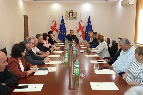 გურიის სახელმწიფო რწმუნებული სახელმწიფო უწყების რეგიონულ ხელმძღვანელებს შეხვდა
