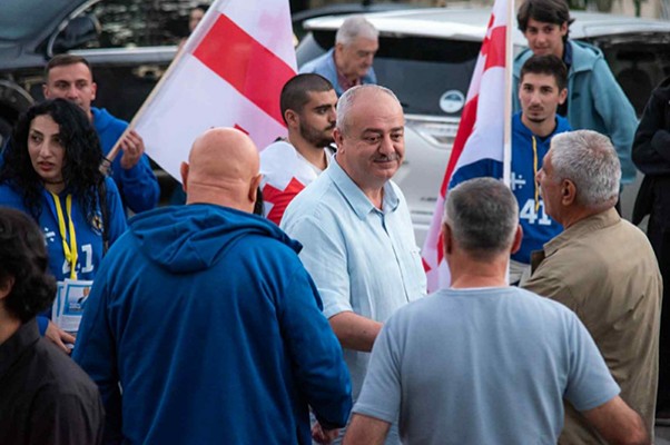 “ქართული ოცნების“ ძველი ნაძალადევი-ლოტკინის მაჟორიტარობის კანდიდატი დავით ჭელიძე მოსახლეობას სააკაძის ქუჩაზე შეხვდა