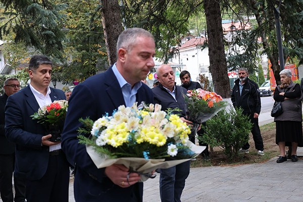 ბორჯომის მერობის კანდიდატმა მამუკა გელაშვილმა სოხუმის დაცემის დღესთან დაკავშირებით ტერიტორიული მთლიანობისთვის დაღუპულ გმირთა ხსოვნას პატივი მიაგო