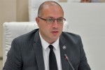 givi-miqanaZe-parlamentma-miiRo-mediasTan-dakavSirebiT-sakanonmdeblo-regulaciebi-romlebic-Tavidan-bolomde-dafuZnebulia-britanul-modelze-Tu-britaneTis-elCi-akritikebs-amas-es-miuTiTebs-imaze-rom-akritikebs-Tavisi-qveynis-kanonsac
