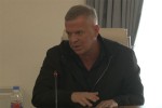 daviT-WiWinaZe-daTa-axalaias-specrazms-specialuri-Sipebiani-xelTaTmanebi-ecvaT-saxe-gaglejili-mqonda---Cagvyares-avtobusSi-es-dasisxlianebuli-xalxi-da-simwriT-rom-mixvdebi-aseT-nacems-kidev-koridori-unda-gagataron