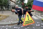 Greenpeace-is-aqtivistebma-Grvin-is-muzeumidan-emanuel-makronis-cvilis-figura-moipares-da-is-ruseTis-saelCosTan-miitanes-sadac-moskovTan-safrangeTis-saqmiani-kavSirebi-gaaprotestes