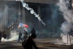 los-anjelesSi-policiam-demonstrantebis-dasaSlelad-maSxalebi-da-cremlsadeni-gazi-gamoiyena